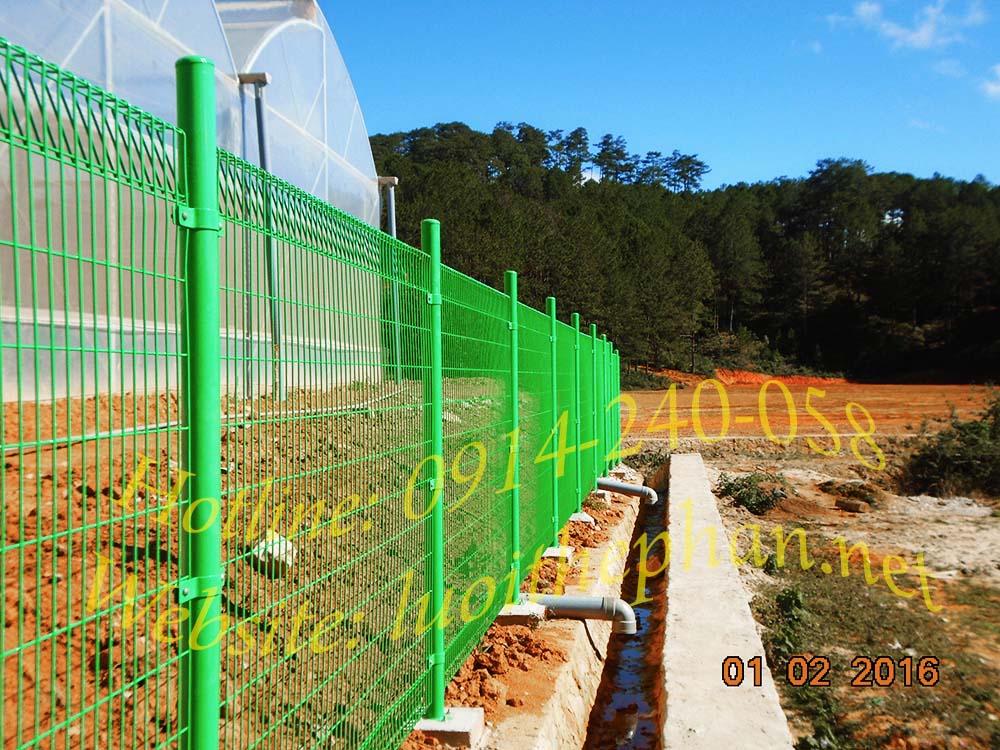 Lưới hàng rào bẻ hai đầu sơn tĩnh điện 2024: Sản phẩm lưới hàng rào bẻ hai đầu sơn tĩnh điện được sản xuất với công nghệ tiên tiến, đáp ứng được các yêu cầu về độ bền, an toàn và thẩm mỹ cho khu vực xây dựng. Với sự đa dạng về màu sắc và thiết kế, lưới hàng rào bẻ hai đầu năm 2024 giúp tăng thêm tính thẩm mỹ cho công trình của bạn.